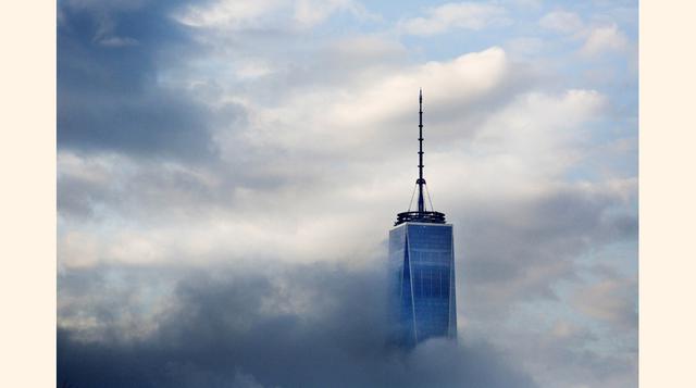 Esta foto muestra los pisos superiores del One World Trade Center de Nueva York en el bajo Manhattan. Con sus 104 pisos, el rascacielos es un símbolo del renacimiento del sur de Manhattan. (Foto: AP)