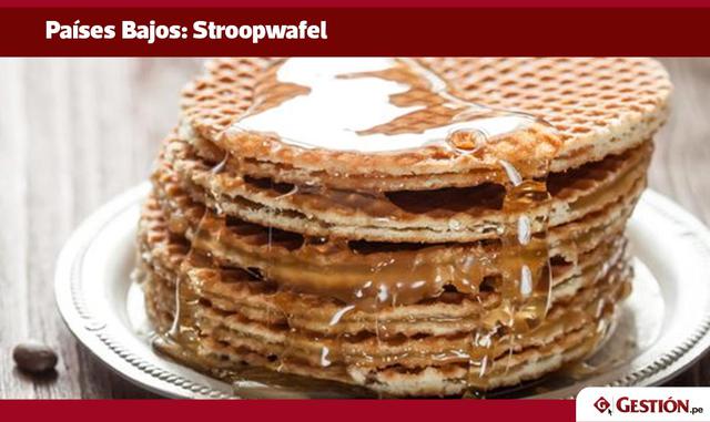 Originalmente inventadas por un panadero con ingredientes sobrantes, Stroopwafels se hacen poniendo dos finas capas de masa cocida junto con un jarabe de caramelo como relleno en el centro.