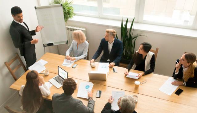 FOTO 3 | Habilidades de comunicación
Si el líder quiere ser exitoso facilitando el crecimiento de su equipo, debe ser capaz de tener conversaciones productivas. Para esto necesita desarrollar habilidades como:

Desarrollar su autoconsciencia o capacidad de observarse a sí mismo y comprender cómo sus pensamientos influyen en sus emociones, y cómo sus actos impactan su entorno.
Regular sus emociones, especialmente en momentos de estrés y frustración.
Manejar los conflictos de forma constructiva para que sean fuente de aprendizaje. (Foto: Freepik)