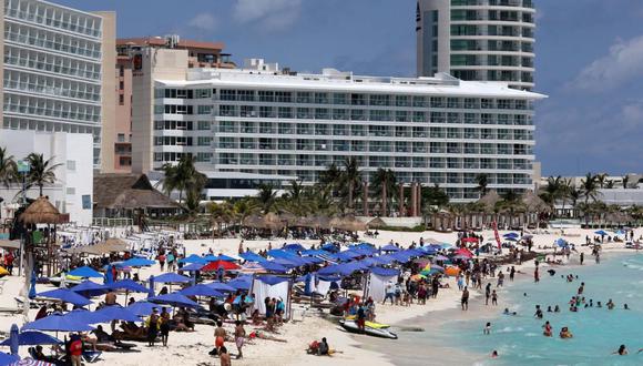 Turistas en las playas en el Balneario de Cancún, en el estado de Quintana Roo, México. (Foto: EFE)