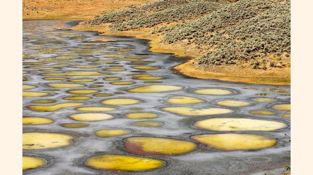Lago Okanagan (Columbia Británica, Canadá). Algunas zonas del lago Okanagan cuentan con un suelo rico en sedimentos glaciares depositados en la zona durante el pleistoceno, otorgándole un pintoresco aspecto, con colores fluor y geométricas formas.