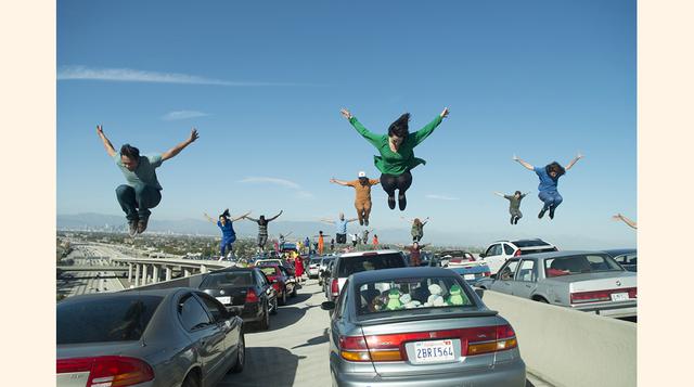 Y las autopistas. El inicio de la película lo dice todo: parte del encanto de la ciudad radica en la importancia del coche para recorrerla (con todo y tráfico). (foto: revistatravesias)