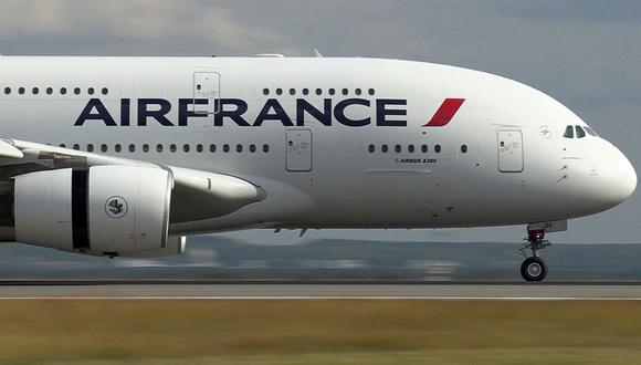 Los despidos que alistaría Air France representan algo menos del 15% de sus empleados y afectarían a pilotos, personal de tierra y azafatas. (Foto: AFP)