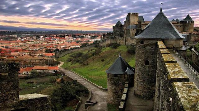 6. Carcasona, Francia. Una sola mirada a la ciudadela de Carcasona basta para entender por qué este lugar fue declarado Patrimonio de la Humanidad por la UNESCO. Su muralla es tan imponente como el conjunto histórico que guarda. El Castillo Condal, la Bas