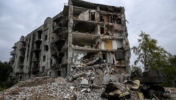 Esta fotografía tomada el 11 de septiembre de 2022 muestra un edificio destruido en Izyum, región de Kharkiv, este de Ucrania. (Foto por Juan BARRETO / AFP)