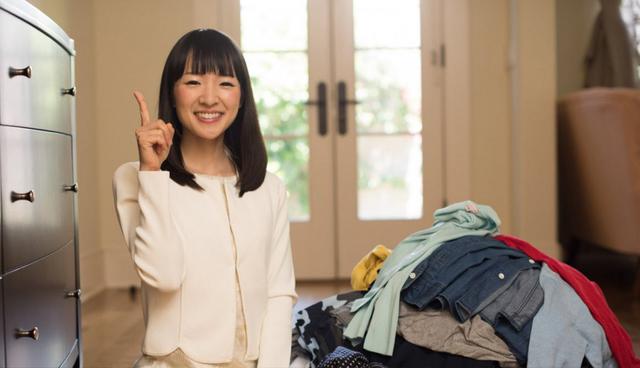 FOTO 10 | 10.  Conserva las cosas porque las amas (no solo porque sí). Mucha gente vive rodeada de cosas que no necesita, solo “porque sí”. Saca los objetos pequeños y accesorios que no te generan felicidad y conserva solo los que amas. Únicamente esos. “Creo que deberíamos rodearnos únicamente de aquello que nos trae felicidad. Para algunas personas serán un montón de cosas. Para otras, solo un puñado”, dice la autora. “La clave es trabajar para identificar aquello que verdaderamente produce dicha, y para la mayoría de la gente no es fácil. Pero es la mejor manera de asegurarnos de que vivimos con aquello que nos satisface. Y en la cantidad justa”.

Ahora estás listo (a) para comenzar a ordenar tu casa, oficina o cualquier espacio para tener una vida como la soñaste. Recuerda, trata a los objetos casi como personas y conserva sólo las cosas que te hacen sentir bien. (Foto:konmari)