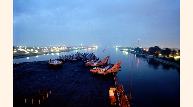 Casi 150 años después de su inauguración, Egipto inaugura la segunda vía del Canal de Suez o el "nuevo canal de Suez", que consiste en la construcción de un tramo navegable de 35 kilómetros, excavado en paralelo al viejo canal, y la ampliación d