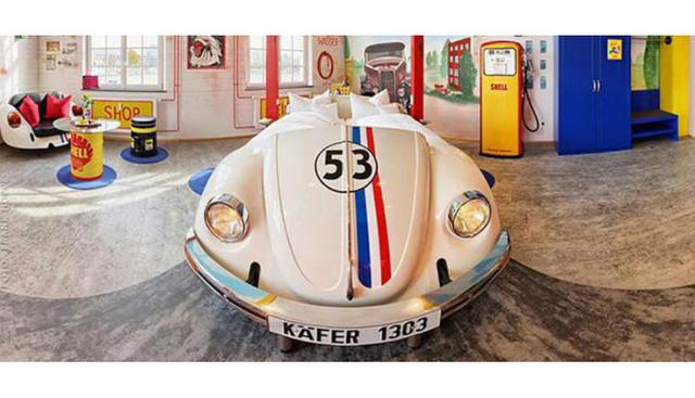 El Hotel ‘V8’, en Alemania, cuenta con camas inspiradas en coloridos y lujosos automóviles, como Beetles, Cadillacs, e incluso, un ‘Herbie’ de la película de Disney. (Foto: Hotel V8)