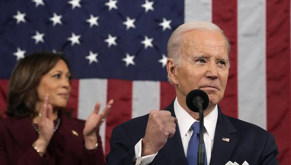 La vicepresidenta Kamala Harris aplaude mientras el presidente de EE.UU., Joe Biden, pronuncia el discurso sobre el estado de la Unión en el Capitolio de EE. UU. en Washington, DC, el 7 de febrero de 2023. (Foto de Jacquelyn Martin / POOL / AFP)