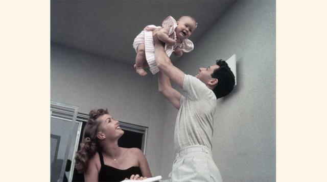 Carrie Fisher, recién nacida, en brazos de su padre, el cantante Eddie Fisher, en 1956. Su mamá, la actriz Debbie Reynolds observa desde abajo. (Foto: REX).