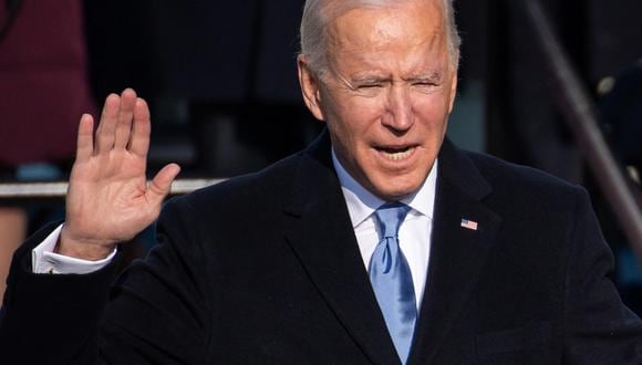 En esta foto de archivo tomada el 20 de enero de 2021, el presidente de los Estados Unidos, Joe Biden, presta juramento como el 46° presidente de los Estados Unidos, en el Capitolio de los Estados Unidos en Washington, DC. - El presidente Biden anunció el 25 de abril de 2023 que se postulará para la reelección en 2024, sumergiéndose a la edad récord de 80 años en una nueva y feroz campaña de la Casa Blanca "para terminar el trabajo". (Foto de SAUL LOEB / PISCINA / AFP)