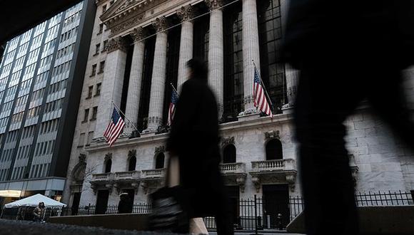 La gente camina por la Bolsa de Valores de Nueva York (NYSE) el 14 de febrero de 2023 en la ciudad de Nueva York. (Photo by Spencer Platt/Getty Images)