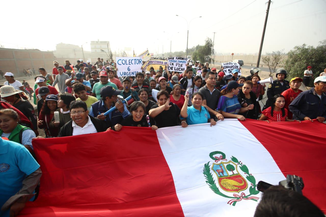 Cientos de vecinos de Huachipa realizaron una marcha pacífica esta mañana para exigir a Sedapal a cumplir con las obras de agua potable. (Fotos: Giancarlo Ávila)