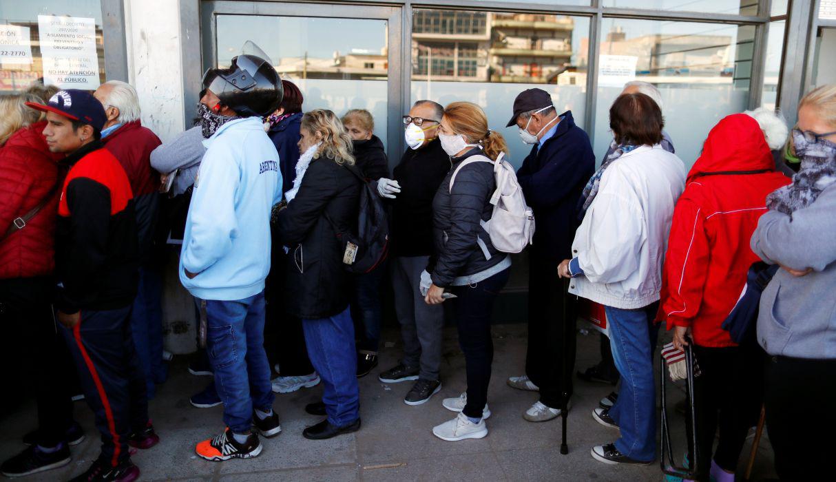 En medio de la cuarentena por el coronavirus, los argentinos de agolpan en las oficinas bancarias para retirar dinero en Buenos Aires. (Foto: Reuters)
