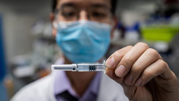 Diversos equipos en el mundo desarrollan vacunas contra el COVID-19. (Foto: NICOLAS ASFOURI / AFP)