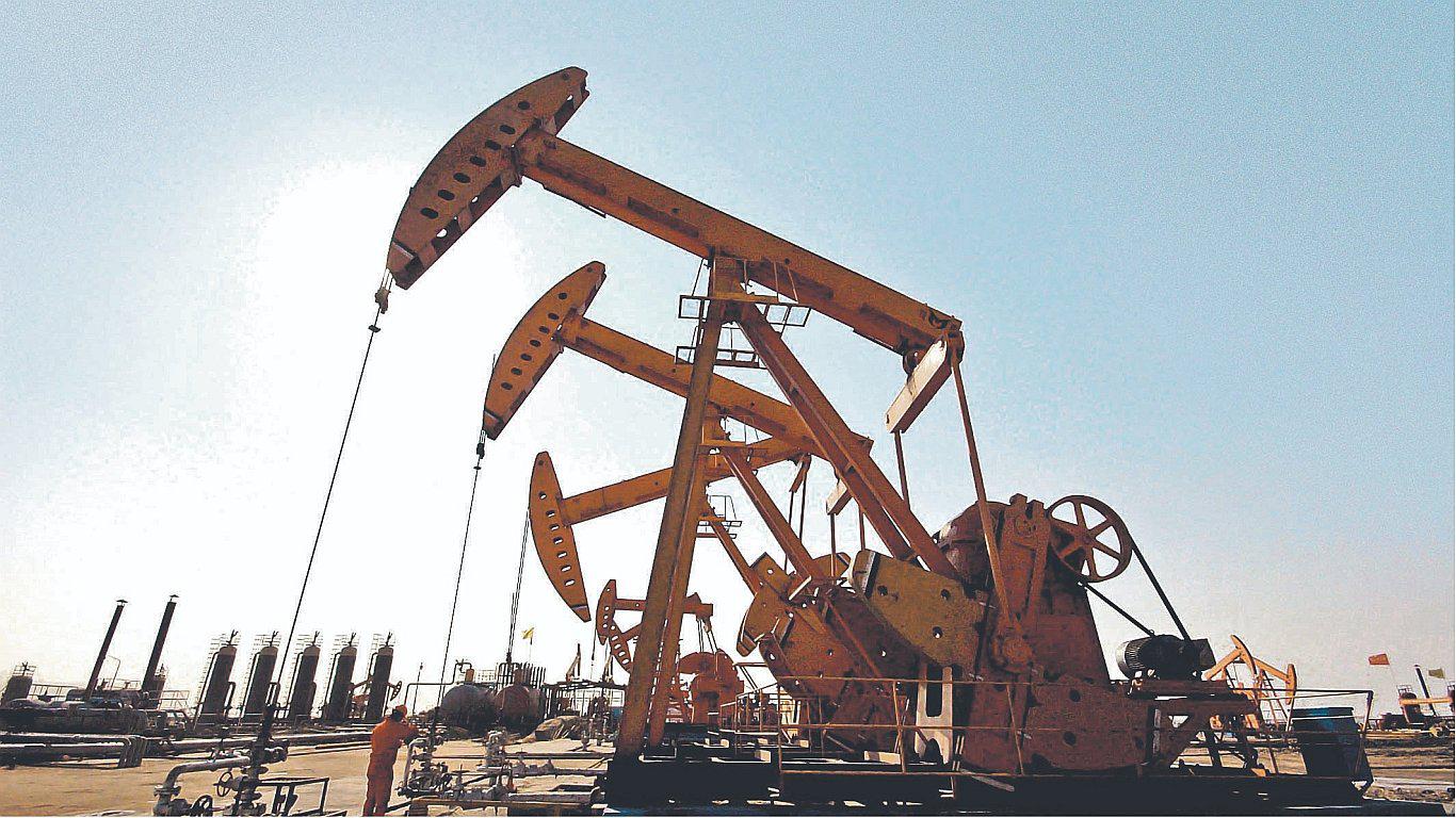 La demanda petrolera mundial ha caído hasta en 30%, o unos 30 millones de barriles por día (bpd), ya que las medidas para evitar la propagación del virus han provocado el desplome de la demanda de combustible para aviones, gasolina y diésel.