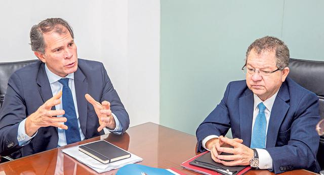 FOTO 5 | 5. Álvaro Ossio y Domingo Drago, vicepresidente comercial y de Finanzas, y vicepresidente de Asuntos Corporativos y Legales de MMG Las Bambas, anunciaron que la empresa evalúa la construcción de un mineroducto o un ferrocarril para el transporte del mineral producido en el proyecto Las Bambas. No descartaron una combinación de los dos. (Foto: Allen Quintana)