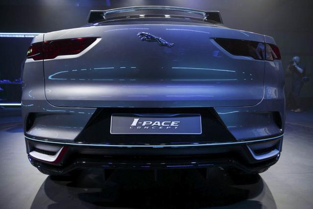 Horas antes de la fiesta oficial de lanzamiento, el director de diseño de Jaguar, Ian Callum, lideró avances a la prensa en Los Ángeles y Londres, incluyendo una presentación de realidad virtual que permitió a los periodistas “ver” cómo es el interior y e