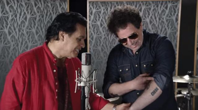 No importa si canta salsa o rock, si es Juan Gabriel quien lo llama, acudirá. Andrés Calamaro es uno de los artistas que grabaron con el Divo de Juárez. Esta vez el tema es “Te recuerdo dulcemente”.