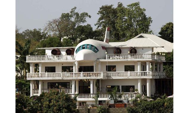 CASA/AVIÓN – NIGERIA. En realiad, no es un edificio público. Pertenece a algún amante de los aviones que vive en su propia aeronave.