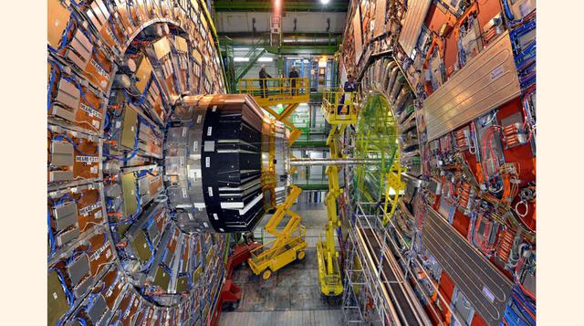 Gran Colisionador de Hadrones. Se encuentra en el laboratorio del CERN, cerca de Ginebra, Suiza, y es el mayor y más potente acelerador de partículas del mundo. Funciona con una energía que es siete veces mayor que la de cualquier máquina hecha anteriorme