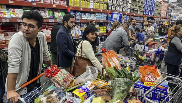 Personas compran alimentos y suministros en un supermercado antes de la cuarentena en Bogotá, el 12 de marzo de 2020. (Foto por Daniel MUÑOZ / AFP)