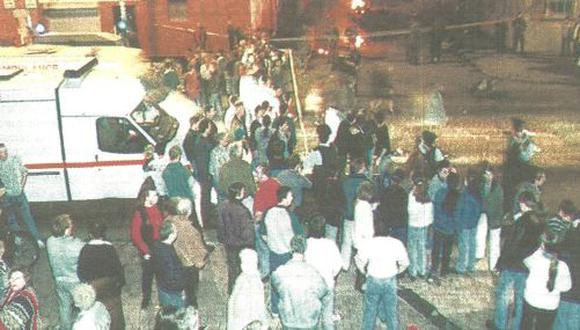 Una multitud observa los destrozos producidos por un coche-bomba en el local del Sinn Fein, poco después que el Ejército Republicano Irlandés (IRA) declarara un alto el fuego. (foto AFP).