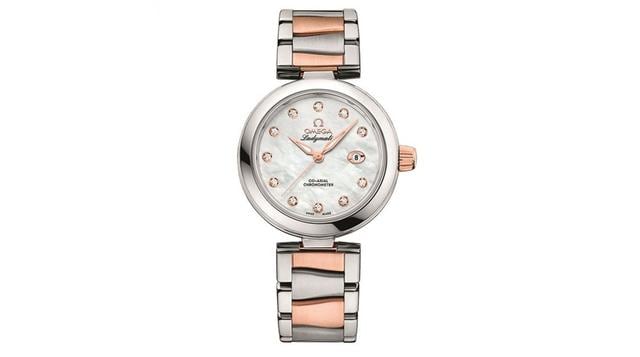 Reloj De Ville Ladymatic de Omega. Ladymatic de Omega surgió en los años sesenta y aún sigue siendo uno de los modelos consentidos para la mujer. Tiene una caja de acero inoxidable y una pulsera  metálica cepillada con bordes ondulados, hecha a mano de or