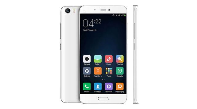 El Xiaomi Mi 5 es el quinto clasificado con una puntuación de 136.773 puntos en AnTuTu. Cuenta con una carcasa cerámica para su modelo más potente y de metal para el resto con una pantalla de 5,2 pulgadas y resolución QHD con Gorilla Glass 4. Integra el p