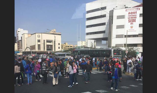 FOTO 2 | Los maestros concentraron la manifestación en el cruce de las avenidas Arequipa y Javier Prado. (Foto: GordilloGCarlos)