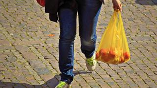 Boletas de venta y facturas electrónicas deberán incluir impuesto por bolsas plásticas