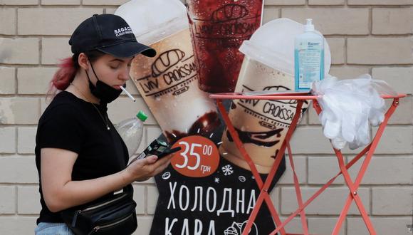 Ucrania: Las auUna mujer pasa frente a un café en el centro de Kiev. (Foto: Reuters)