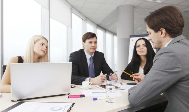 FOTO 13 | Mantén contacto visual. Debes ver a los ojos de la otra persona cuando estás hablando, aunque no demasiado para no causar incomodidad.