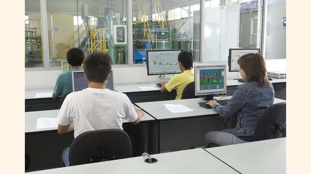 Electrotecnia Industrial. Esta carrera también se estudia en el Instituto Tecsup durante tres años y con una inversión anual de entre S/ 15,480 y S/ 21,840. El profesional con no más de tres años de experiencia tiene un ingreso promedio de S/ 2,738.