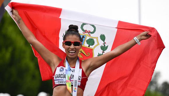 La peruana Kimberly García León celebra después de ganar la final de carrera de 35 km de mujeres durante el Campeonato Mundial de Atletismo en Eugene, Oregón, el 22 de julio de 2022. (Foto de Ben Stansall / AFP)