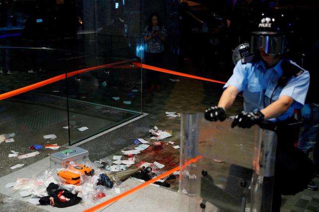 Un cuchillo de cocina yacía en el suelo fuera del centro comercial. La policía hizo varios arrestos. (Foto: Reuters)