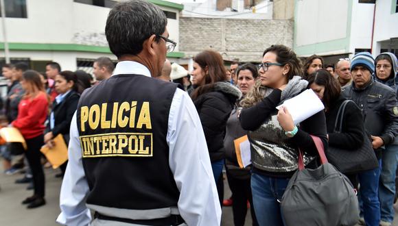 Los migrantes venezolanos esperan su turno para obtener una visa de residencia o permiso de estadía temporal en una instalación de Interpol en Lima el 29 de agosto del 2018. (Foto: AFP)