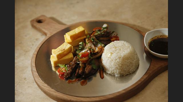 Lomo saltado del hotel Delfines, en San Isidro: lomo al wok, con salsa de carne, de ostión, jugos de kion, cebolla ahumada y bastones de papa amarilla y arroz del restaurante "Oceanus" del hotel Delfines. (Foto: Manuel Melgar)
