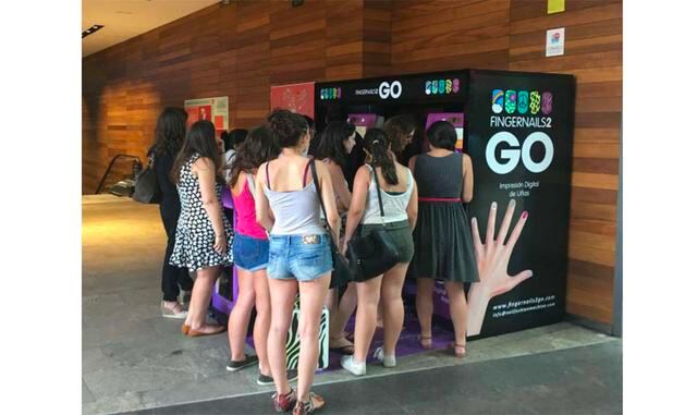 FOTO 3 | FingerNails2Go comercializa una máquina innovadora que imprime las uñas con diseños imposibles de realizar de forma manual. Con tecnología exclusiva HP, líder mundial en impresión, es el único dispositivo que utiliza tinta aceptada para uso cosmé