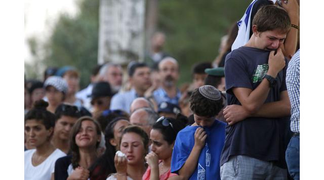 Amigos y familiares lloran en funeral de sargento israelí Barkey Ishai Shor (Foto: AFP)