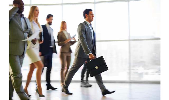 FOTO 5 | Llega temprano al trabajo: Es conveniente que entres pronto a la oficina; estudios demuestran que los jefes valoran más a trabajadores que se esfuerzan por entrar antes, aunque también se vayan antes. Eso si, si madrugar mata tu productividad, y 