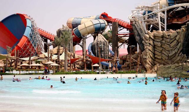 Yas Waterworld Abu Dhabi (Abu Dhabi, Emiratos Árabes). Sus 43 atracciones dejarán sin aliento a los amantes de la adrenalina. Toboganes de locura, ríos artificiales en los que se flotan en boyas, piscinas con olas gigantes para probar el surf. Además, con