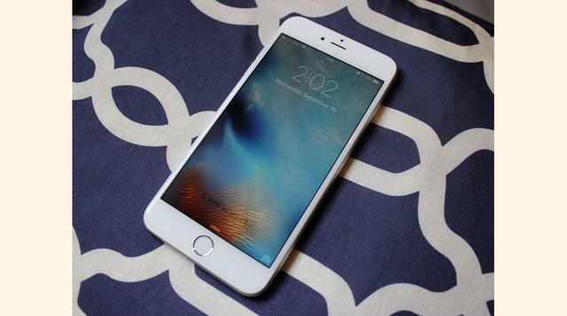2. iPhone 6S Plus. El nuevo iPhone 6S Plus es el mejor smartphone de los teléfonos con pantalla grande. Puede parecer igual al modelo anterior, pero el nuevo chip A9 en el interior hace del iPhone uno de los smartphones más potentes en el mercado. También