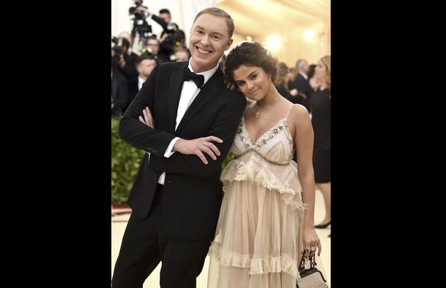 Foto 8 | Stuart Vevers y Selena Gomez (Foto: AFP)