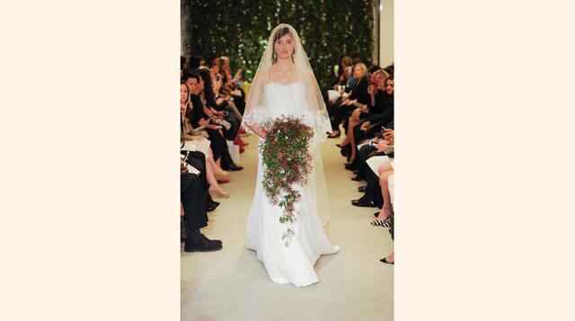 La romántica novia de Carolina Herrera, entre tules, sedas y encajes