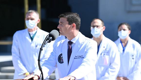 El médico de la Casa Blanca, Sean Conley, responde preguntas durante una actualización sobre la condición del presidente de los Estados Unidos, Donald Trump, en el Centro Médico Walter Reed. (Foto de Brendan SMIALOWSKI / AFP).