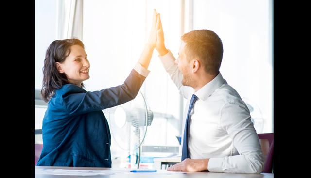 FOTO 2 | 2.-Las dos palabras mágicas. Son la palabra ‘gracias’ y el nombre de la persona a la que te diriges. Las recoge Anxo Pérez en su libro ‘La inteligencia del éxito’ donde recuerda el poder del agradecimiento y el valor del nombre propio para cada uno, por eso interesa hacer un pequeño esfuerzo de atención para retenerlo. Si eres capaz de recordarlo en una conversación posterior, genial. (Foto: Freepik)