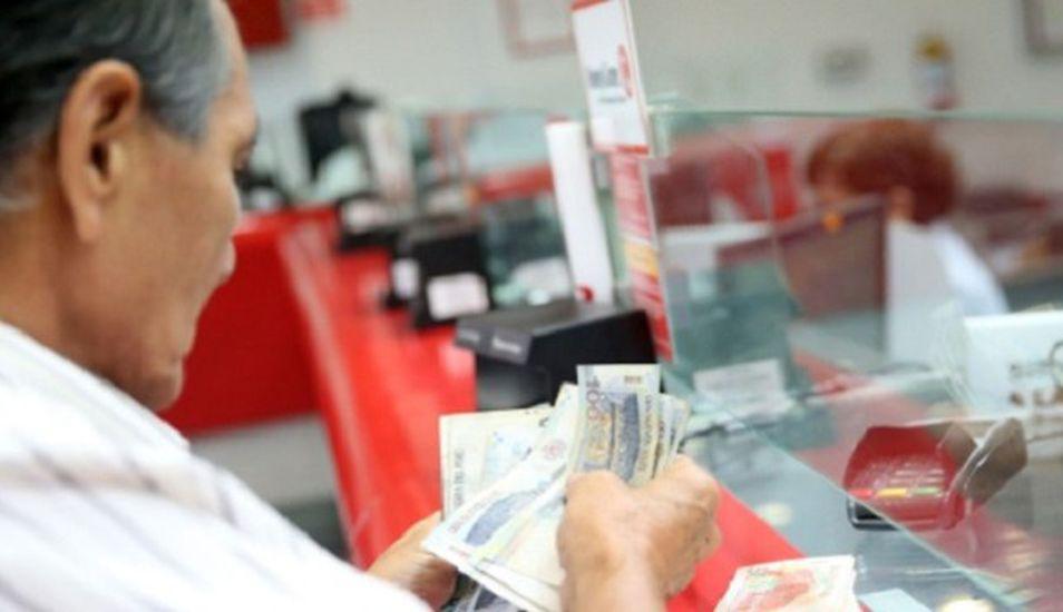 Jamás entregue sus tarjetas del banco y menos dé sus claves. (Foto: Andina)