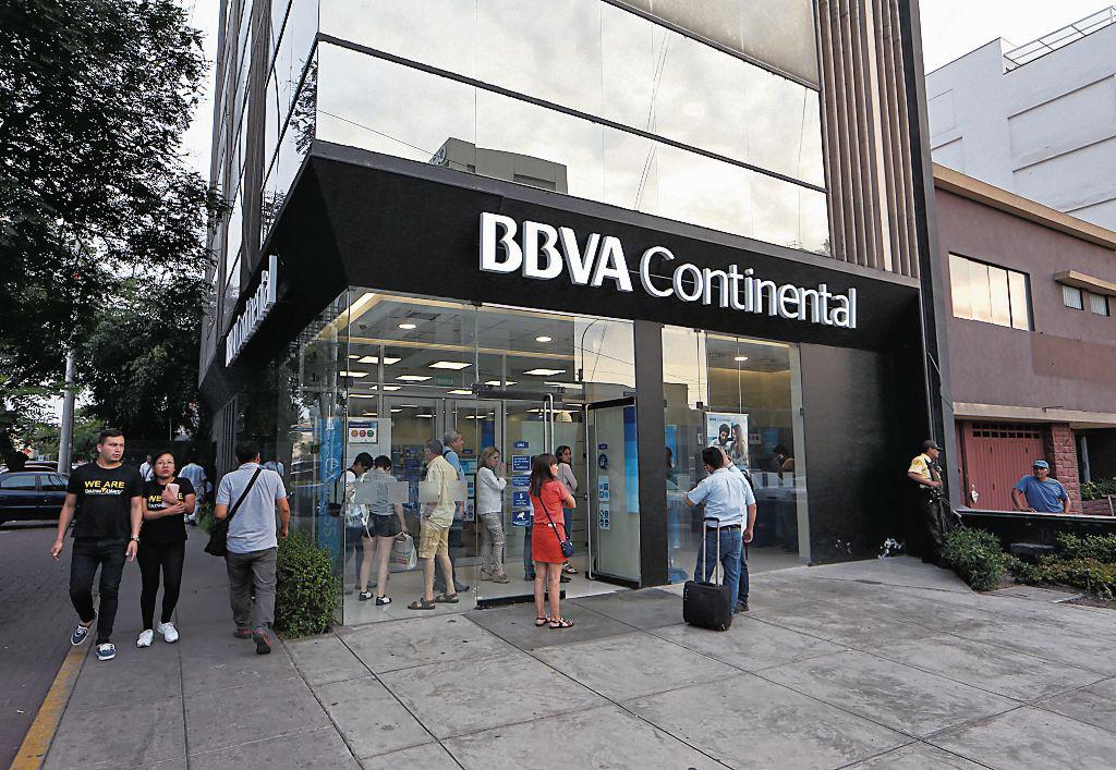 Bancos. Son cinco entidades financieras presentes en las tres cuadras, como BanBif, BCP, Interbank, BBVA Continental y Scotiabank. (Foto: Manuel Melgar)