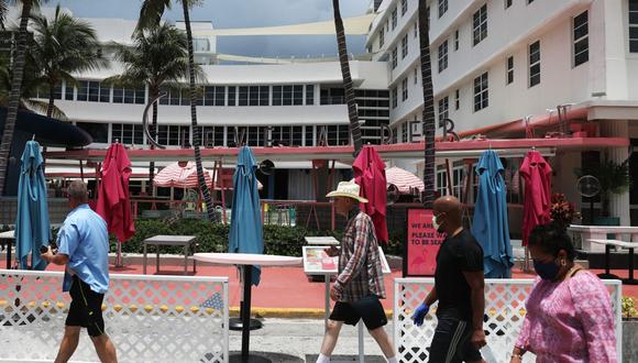 La gente pasa por el Clevelander South Beach Hotel en Miami Beach, Florida. Fotógrafo: Joe Raedle/Getty Images